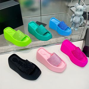 Designer de desenhista Slipper para mulheres lâminas de cunha Sandália espessa sola sapatos de areia masculino marca clássica slipers grossa de mulheres lameiras de praia sandálias de couro de praia com caixa