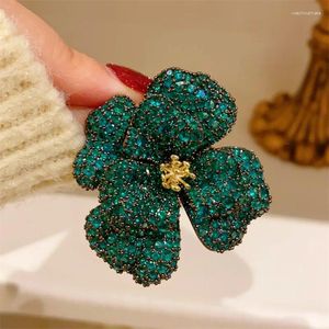 Brosches Lyxig Elegant Fushia Green Big Blooming Flower for Women Men Lapel Pin Cubic Zirconia Badge Evening Wear Gift