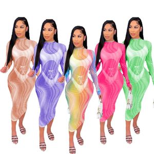 2023 Kvinnor Personlig Rainbow Print Långärmar ärm är tätt inslagna höftkjol Sexig perspektiv Mesh Maxi Dress