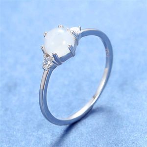 Bandringar Romantiska kvinnliga White Moonstone Wedding Ring Fashion Promise förlovningsringar för kvinnor klassiska 925 Silver Rose Gold Zirocn Ring AA230412