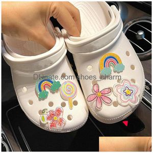 Ayakkabı Parçaları Aksesuarlar Gökkuşağı Çiçekleri Charms Noel Sişlik Hediyeleri Oyuncak Fit Croc Girl Wristbands Kids DIY PVC Sevimli Sırt Çantası tokası Dr Dhwbc