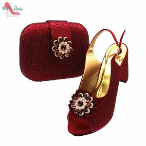 Vestido sapatos de vinho design de cor nigeriano e um conjunto de bolsas decoram com bombas de alta qualidade para a festa de natal