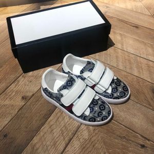 23ss barn sneakers barn designerskor Barnskor Plattbottnade mall vita skor logotyp broderi kardborrefästen sportskor pojkar flickor storlek 23-35 babyskor