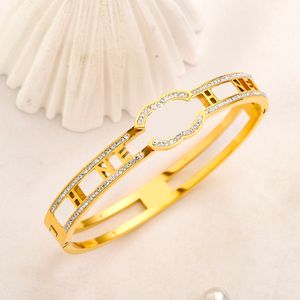 Bracciale di design Catena Bracciale da donna Bracciale di fascia alta placcato oro 18k Argento Catene a maglie in acciaio inossidabile Amanti delle donne Bracciale con lettera di marca Gioielli per feste di Natale