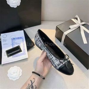 Projektant marki Paris Black Ballet Flats Buty Kobiety Spring Quested Oryginalny skórzany poślizg na baletnicy luksusowe okrągłe palce damskie kanał Zapatos de Mujer Hff6