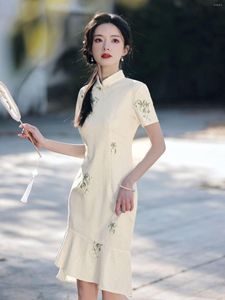 Roupas étnicas estilo chinês bordado tradicional rabo de peixe qipao Mulheres de manga curta Slim Cheongsam