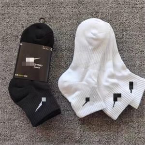 Sports Socks NK Factory Direct High-End Sweat-Absorving Cotton濃厚で耐久性のあるサッカーの靴下を黒と白のサッカーソックス