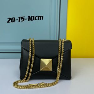 Marka kadın çanta mini omuz çantası moda tasarımcısı perçinler manyetik toka açık ve yakın kadın çantası yüksek dereceli deri çapraz çanta çanta 20cm