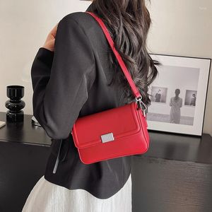 Kvällspåsar röd väska för kvinnor 2023 brud handväska enkel fast färg tjej axel mode daglig shopping mobil plånbok beige