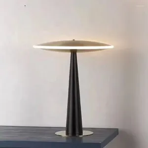 Lampade da tavolo Scrivania in metallo nero dorato Lampada moderna in acrilico da comodino a LED per la casa Progetto di decorazione per interni