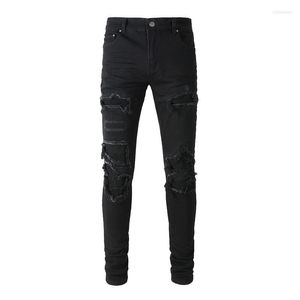 Jeans masculino Chegada masculina Black Streetwear Moda de rua esbelta Furos danificados com manchas com argola de bandana rasgada