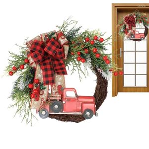 Kwiaty dekoracyjne wieniec świąteczny z czerwoną ciężarówką, wielokrotnie używa się sztucznej dekoracji dla przednich drzwi werandowych
