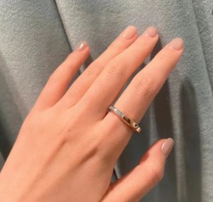 Aşk Yüzük Tasarımcı Kadın Renk Ayrılması Moda ve Zarif U-Locktrend Band Basit Tatil Girlfriendgift Mavi Kutu Kadın Mücevherleri 9918 Güzel WW