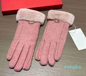 Guantes de diseño tejido para mujer, manoplas cálidas de felpa, decoración con logotipo dorado, guantes de cinco dedos para niña, regalo de invierno, incluye caja