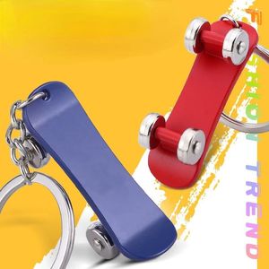 Keychains Creative Metal Rolling Scooter Keychain Color Personality Cool Skateboard Pendant Jewelry Car Key Chain Small Gift