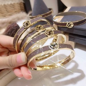 Women 18K Gold Plated Bangle Designer Letter Faux Leather Presbyopia Wristband Cuff Fashion Stainless Steel Bracelets Jewelry Accessories S019