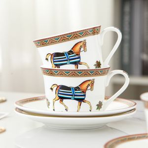 Tazza da caffè vintage creativa in stile europeo alla moda, bordo dorato, regali in porcellana, set di portapiatti per tazze da tè a marchio grande