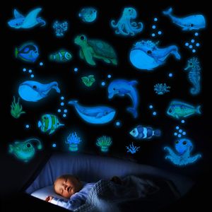 Decoração de parede azul peixe oceano adesivos luminosos brilho de baleia fluorescente no escuro para crianças quartos de bebê decalque caseiro 230411