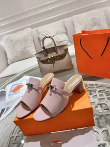 Designer tofflor män kvinnor sandaler med box dammpåse kortskor svart blommor jordgubbe tryck skiva läder gummi röd sandal sommar platt toffel 0516