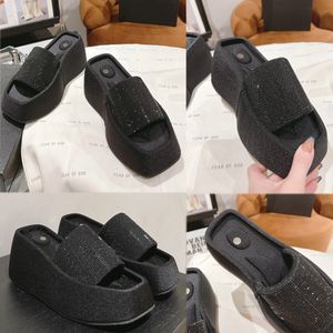 Sandali firmati famosi da donna di vendita calda, pantofole di pan di spagna, persone pigre, pantofole elevate con logo caldo con firma di diamante sul sandalo con plateau superiore