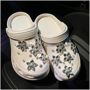 Accessori per parti di scarpe Ciondoli con diamanti Sakura Ragazza Fit Croc Braccialetti Zaino giocattolo Regali carini Pvc Pantofola di Natale Fibbia Party Drop D Dhzbh