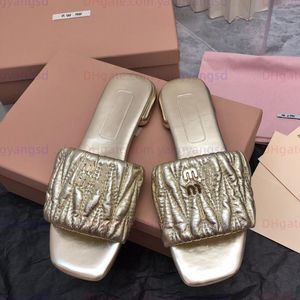 Designer sandaler glider kvinnor tofflor mjuka fårskinn tofflor stil sandaler metall graverade läder sula utomhus sommarpool sandaler med låda