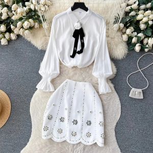 Dwuczęściowa sukienka jesienna moda biała szyfonowa garnitury Kobiety Kobiety Lapel Foral Applique Lantern Sleeve Bluzki Luksusowe diamenty A Line Spirt Suits 2024