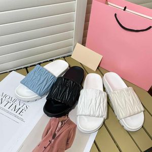 Miui Designer Frauen Matelasse Hausschuhe Sandalen Buchstabe Schnalle Slipper Dicke Böden Kissen Mules Damen Flachrutschen Flip Flop