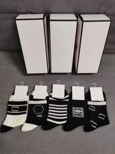 Autumn Winter Designer Sport Carhar Mid Tube Socks Men's Sports Fashion High Women's Cotton Long Sock mid-calf socks with box