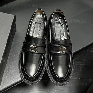 Loafers bayan tasarımcı tıknaz ayakkabılar zincir vintage siyah beyaz loafer daireler mokasenleri kapitone deri moafers lug taban moazfle resmi iş ayakkabıları