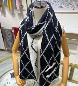 Эксклюзивный осенне-зимний плотный шарф с качественной одеждой и сумками на выбор.