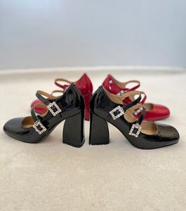 Splendide scarpe eleganti in stile francese con fibbia in strass e tacchi grossi per bambine in rosso da abbinare ai vestiti