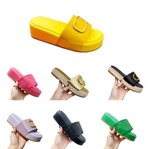 Designer kvinnor toffel vintage-effekt mässing v sandaler läder plattform glider tryckt brev svart pantoufle raffia vävande halm flip flops kvinnor skor