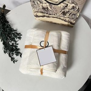 Set di asciugamani firmati in pile corallo telo da bagno blu telo da bagno queen size salviette assorbenti modello di lettera multicolore regalo di giorno di natale teli mare comodi JF004 C23