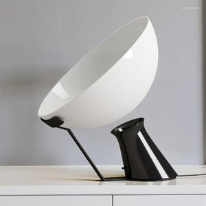 Bordslampor Creative Designer Led Lamp Modern personlighet Desk sovrum vardagsrumsstudie el minimalistiska sängar nattljus