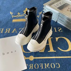 Famous Women Ankle Boots Classic Ziptotal Booty Italy Luxurious Round Head Low Bootes Black White Leather Platform Boot Designer Wedding Party Short Booties EU 35-40