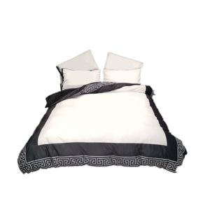 ファッションベッドルームの装飾寝具ソフトシルクデザイナーベッドキングクイーンサイズ4pcs黒と白のストライプパターン豪華なシート枕カバーベッド掛け布団セット