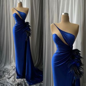 Eleganckie sukienki na bal matrowe zakładki bez rękawów Pióra z boku Pióra bez pleców długość podłogi Niestandardowa sukienka imprezowa Plus Size Vestido de noite