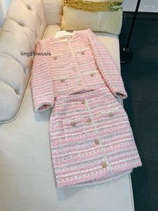 فساتين العمل نساء بدلة الصوف الخريف 2023 الأنثى الوردي المُصنِّد من أعلى جودة الحرير مجموعة الأزياء التنورة Jaket Twinset