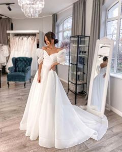 Eleganckie długie sukienki ślubne z tiulu na ramionach krótkie rękawy Line Court Train Bridal Suknie dla kobiet