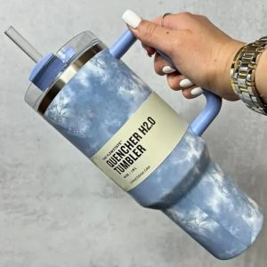 Med logotyp DHL Quencher 40oz Tumbler Tie Dye Light Blue Leopard Handle Lock Lock Straw Beer Mug Water Bottle Powder Coating Outdoor Camping Cup 1113