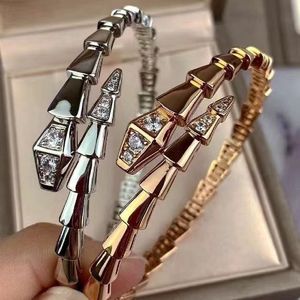 Bracciale aperto per coppia in osso di serpente Bracciale elasticizzato in oro 18 carati con serpente di design con diamanti di lusso leggeri Gioielli di fidanzamento in acciaio inossidabile