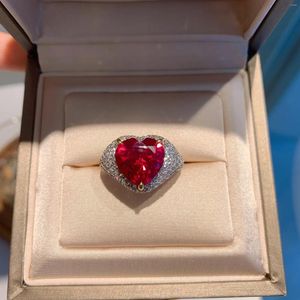 Кольца кластера Серебряное кольцо S925 Изумрудный голубь Кроваво-красный сапфир Сердце Главный камень 12 Ювелирные изделия для женщин