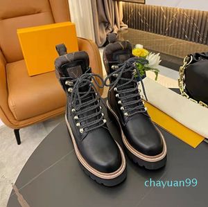 Mulheres de inverno botas de sola plana marca de luxo clássico famoso impresso carta martin botas fivela de ferragem rendas até não slides grande sola senhoras tornozelo bota