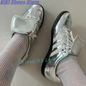 Elbise ayakkabıları gümüş ahlaki eğitim ayakkabıları kadınlar için gündelik spor ayakkabılar sonbahar tarzı katlanabilir tasarım dantel up moda 231113