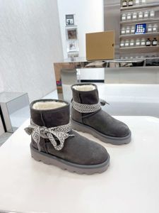 2023 Nya snöstövlar Designer Luxury Winter Short Boots Högkvalitativa ko Reversed Fleece Hållbart lättviktskum Anti Slip Sole