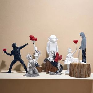 Dekorative Objekte Figuren Banksy Sculpture Collection Blumenwerfer Statue Pop Art Moderne Ballonmädchen Figur Dekoration Zubehör Straße 231113