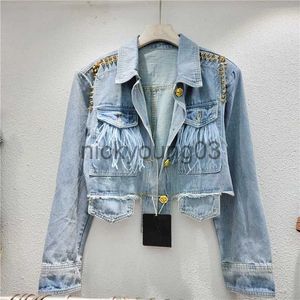 Kvinnors jackor ljusblå kort denim jacka kvinnor vår mode fjäder dekoration niten frayed burrs hem lapel långärmad jeans jacka pälsa j231113