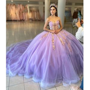 Abiti Quinceanera color lavanda D Applique in pizzo floreale Scollo a cuore Sweep Train Tulle Illusion Custom Sweet Princess Pageant Ball Gown Vestidos