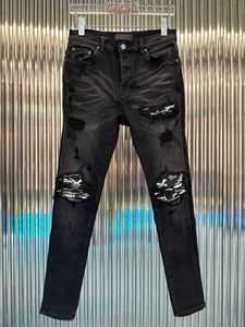 Amirii Jeans Herren Jeans Jean Hombre Letter Star Amirii Männer Stickereien Patchwork für Trendmarke Motorrad -Loch -Ruine Pose Herren Amiriri Jeans 430 gerissen